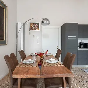 Ponte Raspi Canal View Apartment